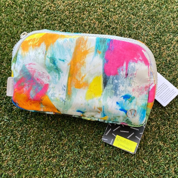 NWT Lululemon everywhere belt bag no limits multi white paint extended strap - Picture 3 of 4